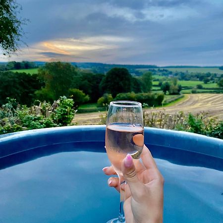 Romantic Nature Retreat, Luxury Glamping & Stargazing Views - Dragonfly Shepherd Hut Yarpole エクステリア 写真