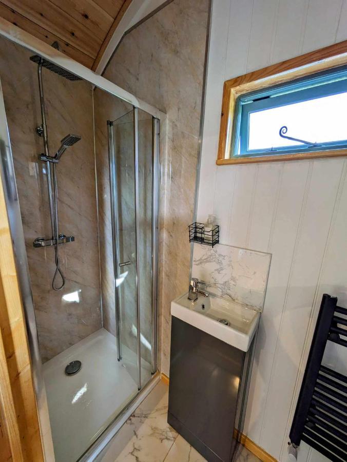 Romantic Nature Retreat, Luxury Glamping & Stargazing Views - Dragonfly Shepherd Hut Yarpole エクステリア 写真