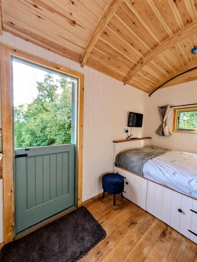 Romantic Nature Retreat, Luxury Glamping & Stargazing Views - Dragonfly Shepherd Hut Yarpole エクステリア 写真