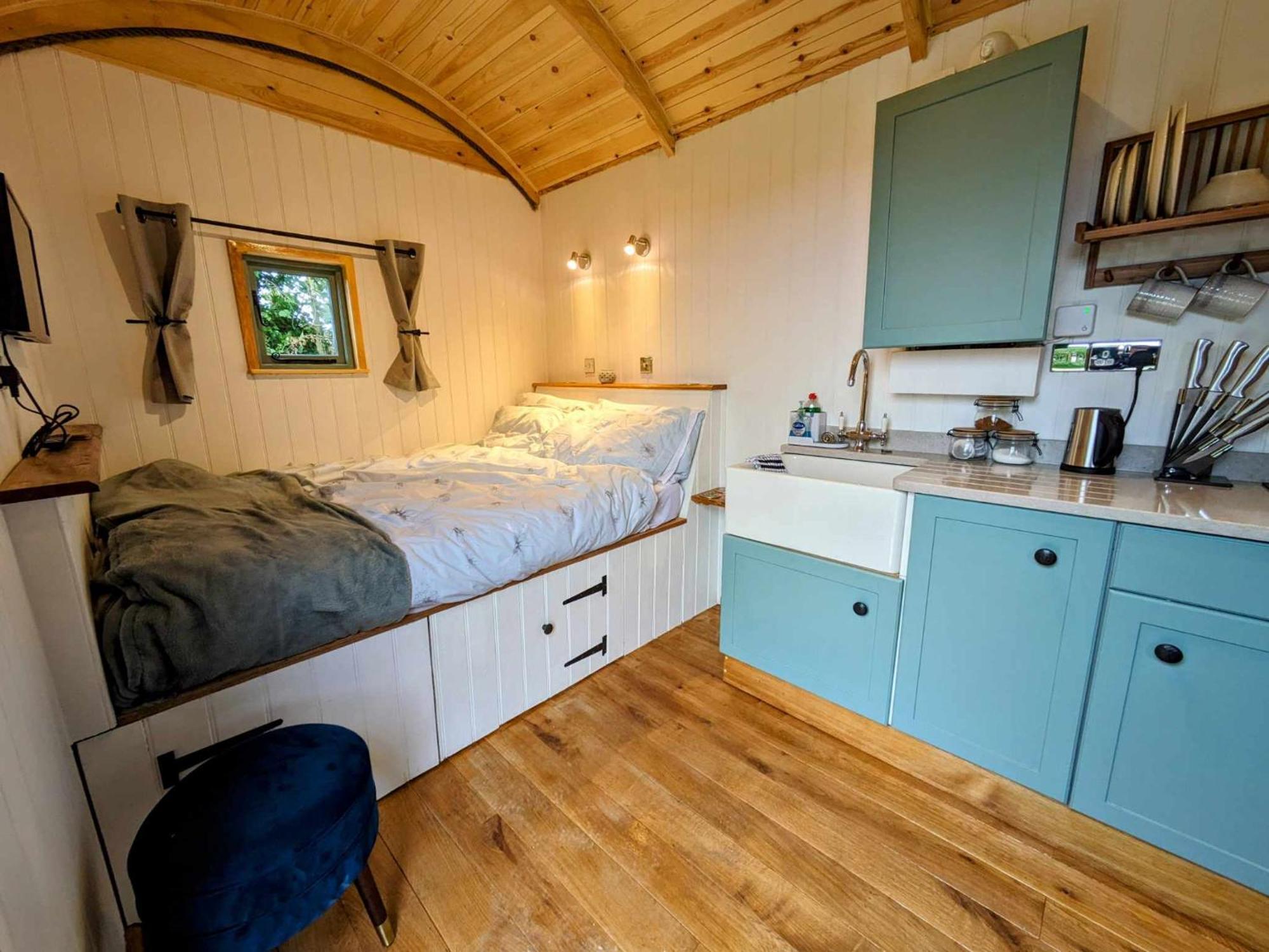 Romantic Nature Retreat, Luxury Glamping & Stargazing Views - Dragonfly Shepherd Hut Yarpole エクステリア 写真