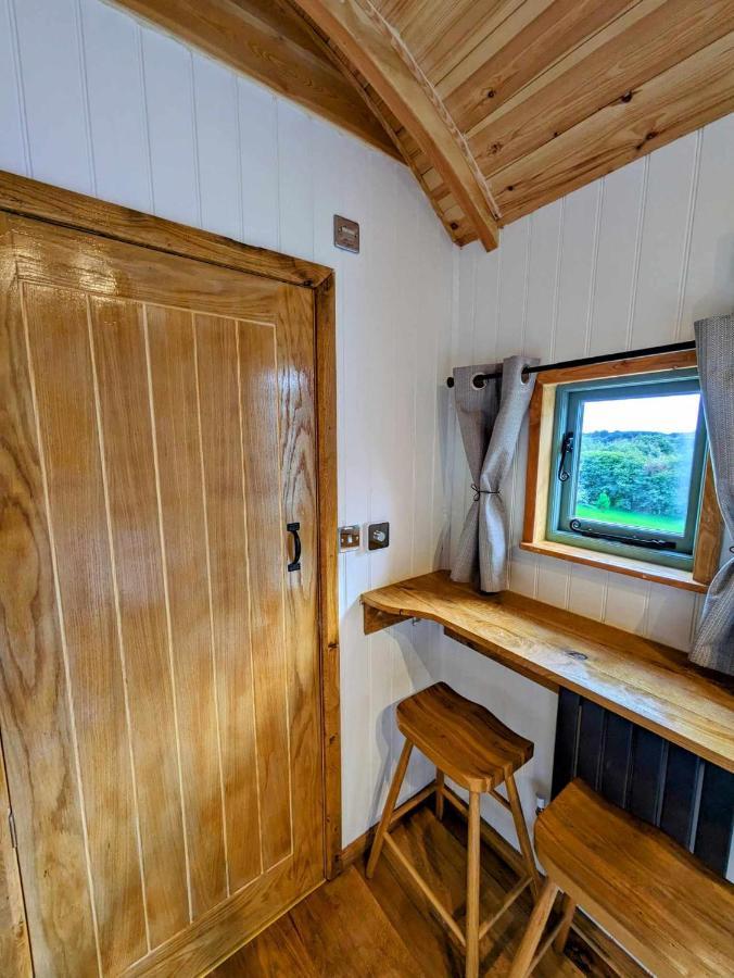 Romantic Nature Retreat, Luxury Glamping & Stargazing Views - Dragonfly Shepherd Hut Yarpole エクステリア 写真