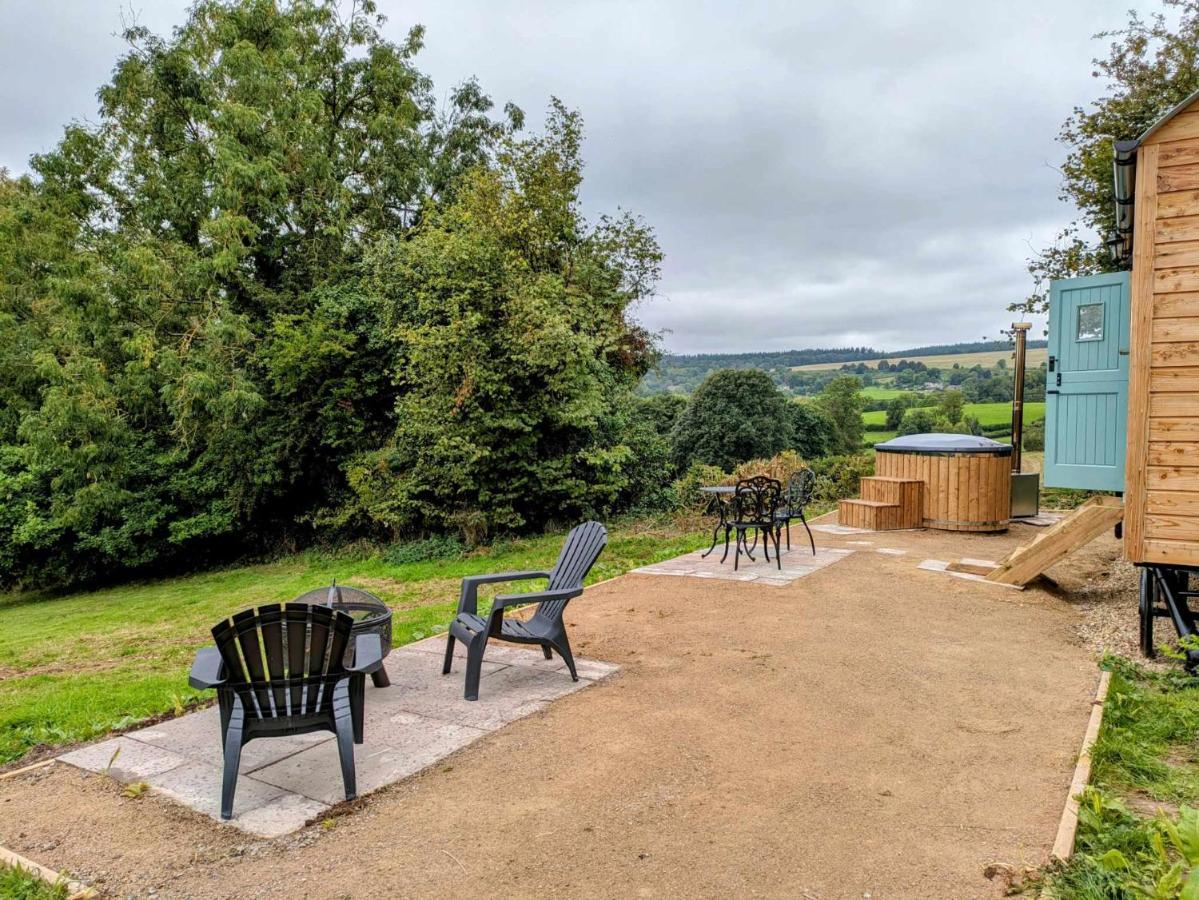 Romantic Nature Retreat, Luxury Glamping & Stargazing Views - Dragonfly Shepherd Hut Yarpole エクステリア 写真