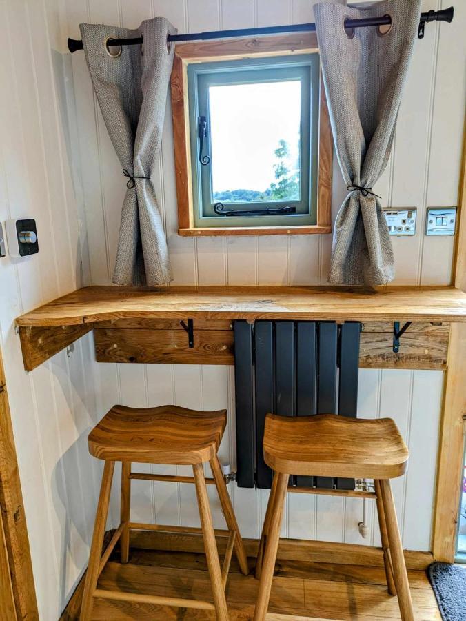 Romantic Nature Retreat, Luxury Glamping & Stargazing Views - Dragonfly Shepherd Hut Yarpole エクステリア 写真