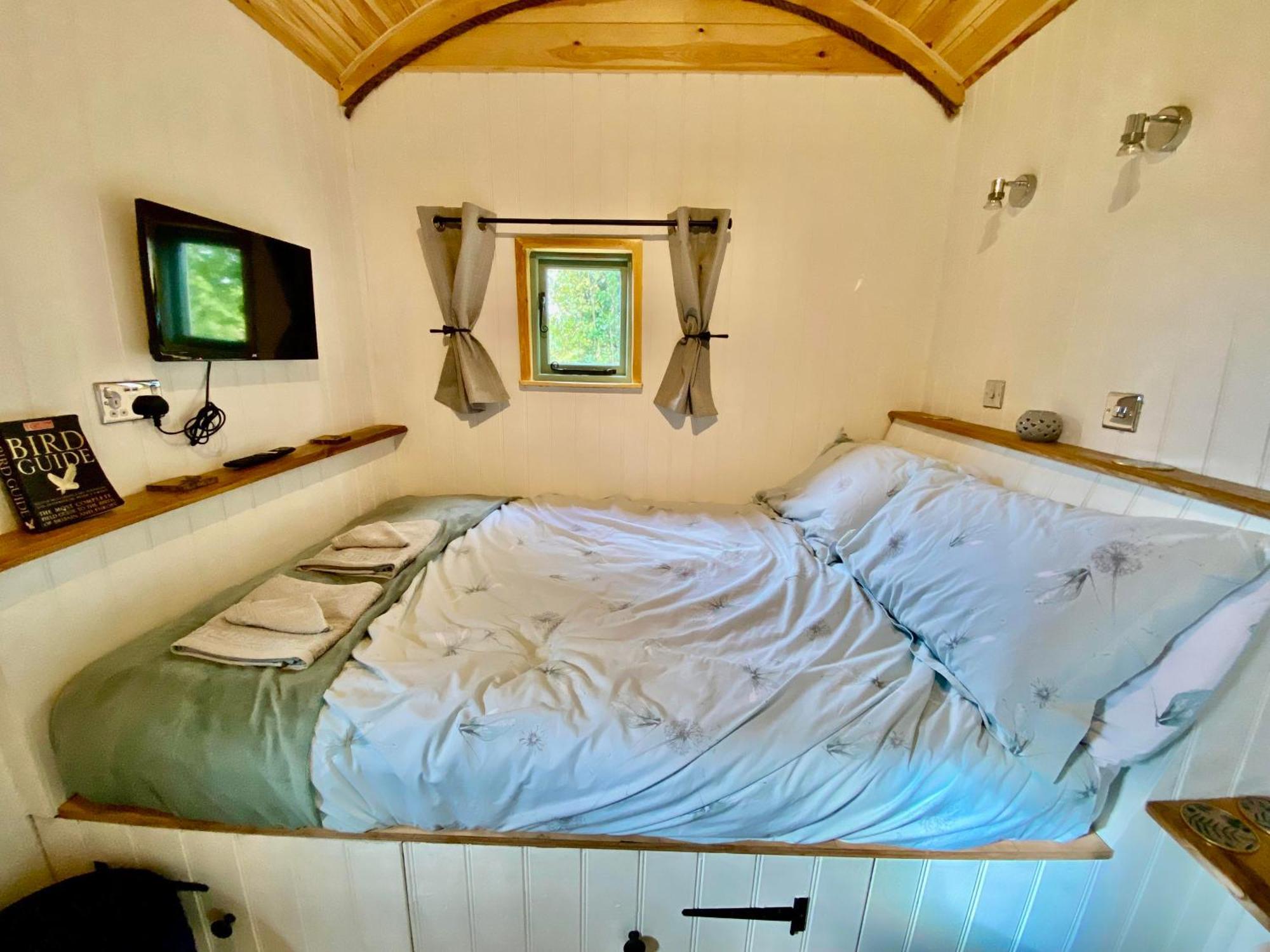 Romantic Nature Retreat, Luxury Glamping & Stargazing Views - Dragonfly Shepherd Hut Yarpole エクステリア 写真