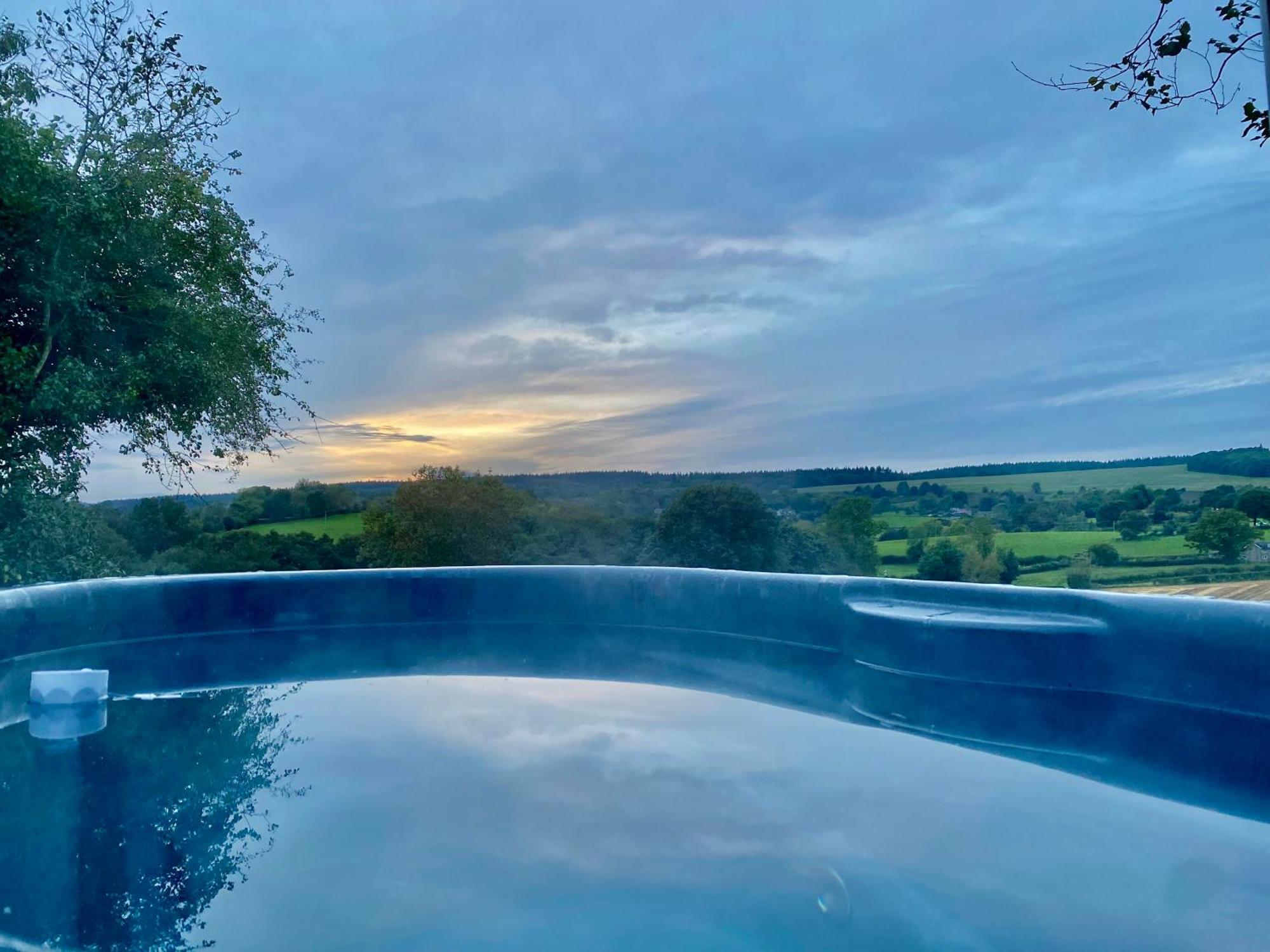 Romantic Nature Retreat, Luxury Glamping & Stargazing Views - Dragonfly Shepherd Hut Yarpole エクステリア 写真