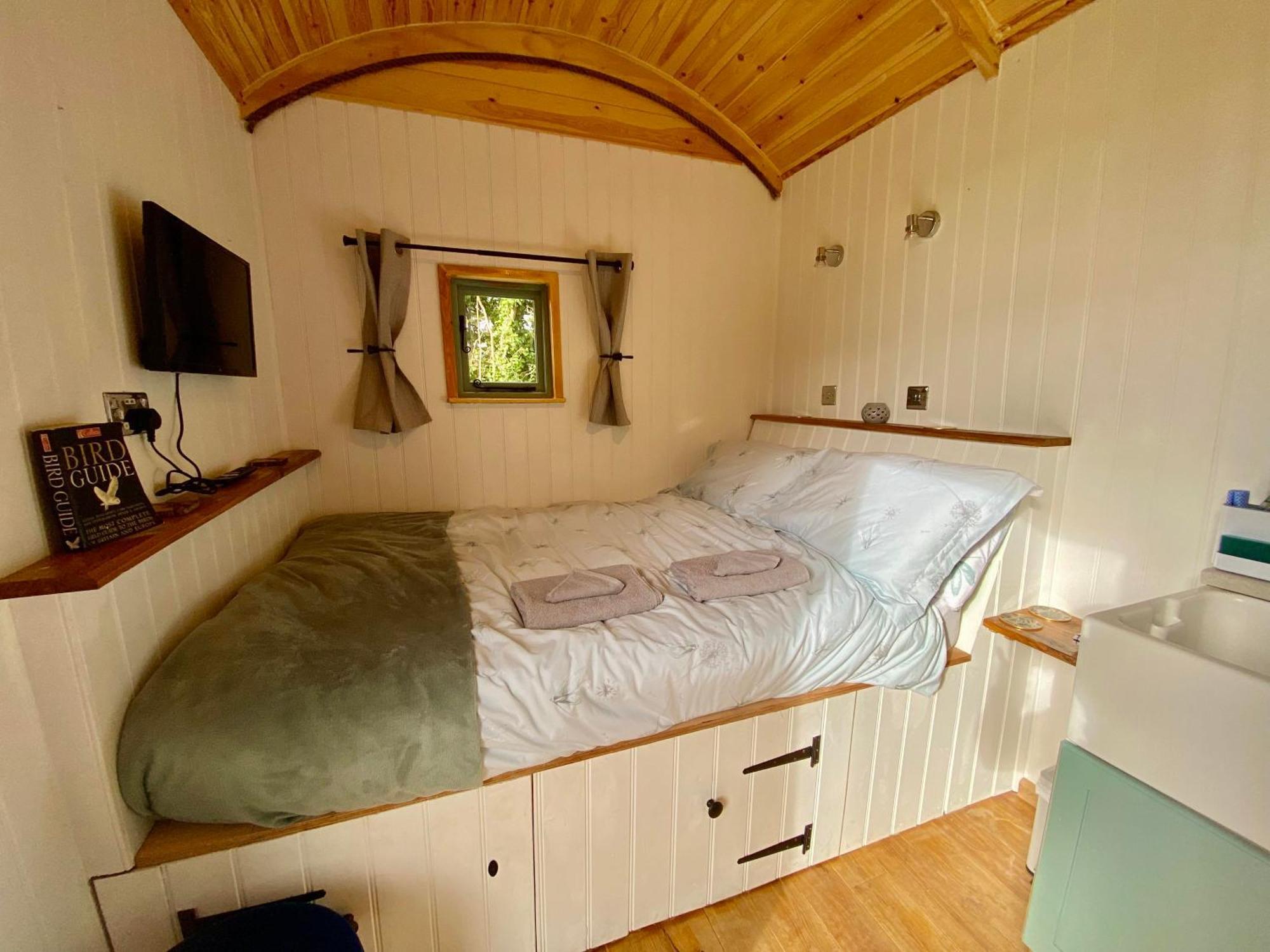 Romantic Nature Retreat, Luxury Glamping & Stargazing Views - Dragonfly Shepherd Hut Yarpole エクステリア 写真