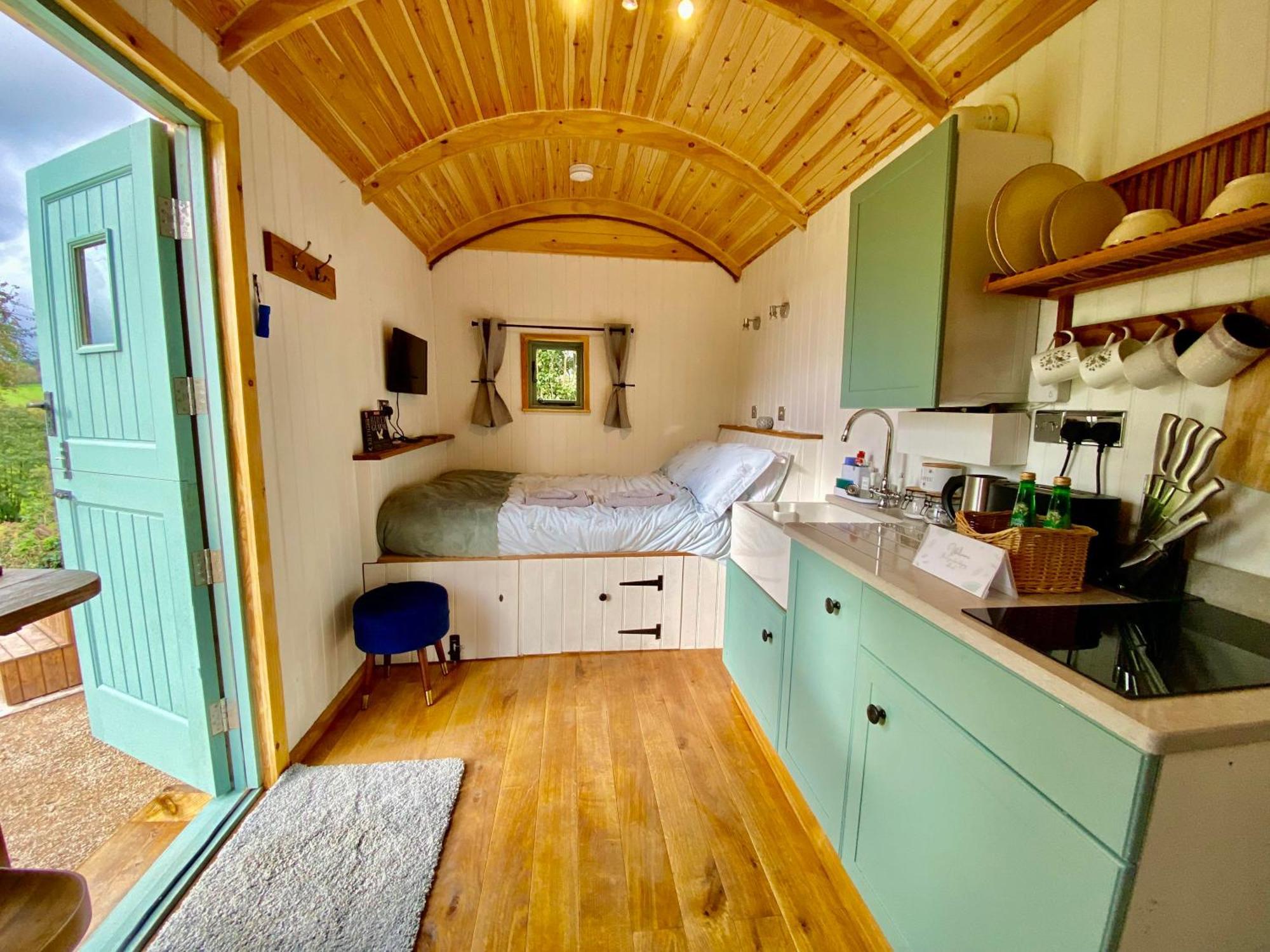 Romantic Nature Retreat, Luxury Glamping & Stargazing Views - Dragonfly Shepherd Hut Yarpole エクステリア 写真