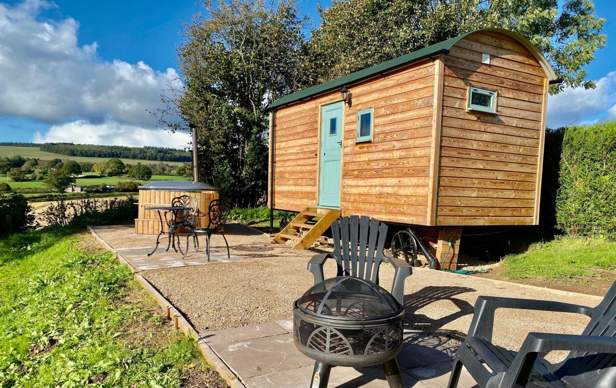 Romantic Nature Retreat, Luxury Glamping & Stargazing Views - Dragonfly Shepherd Hut Yarpole エクステリア 写真