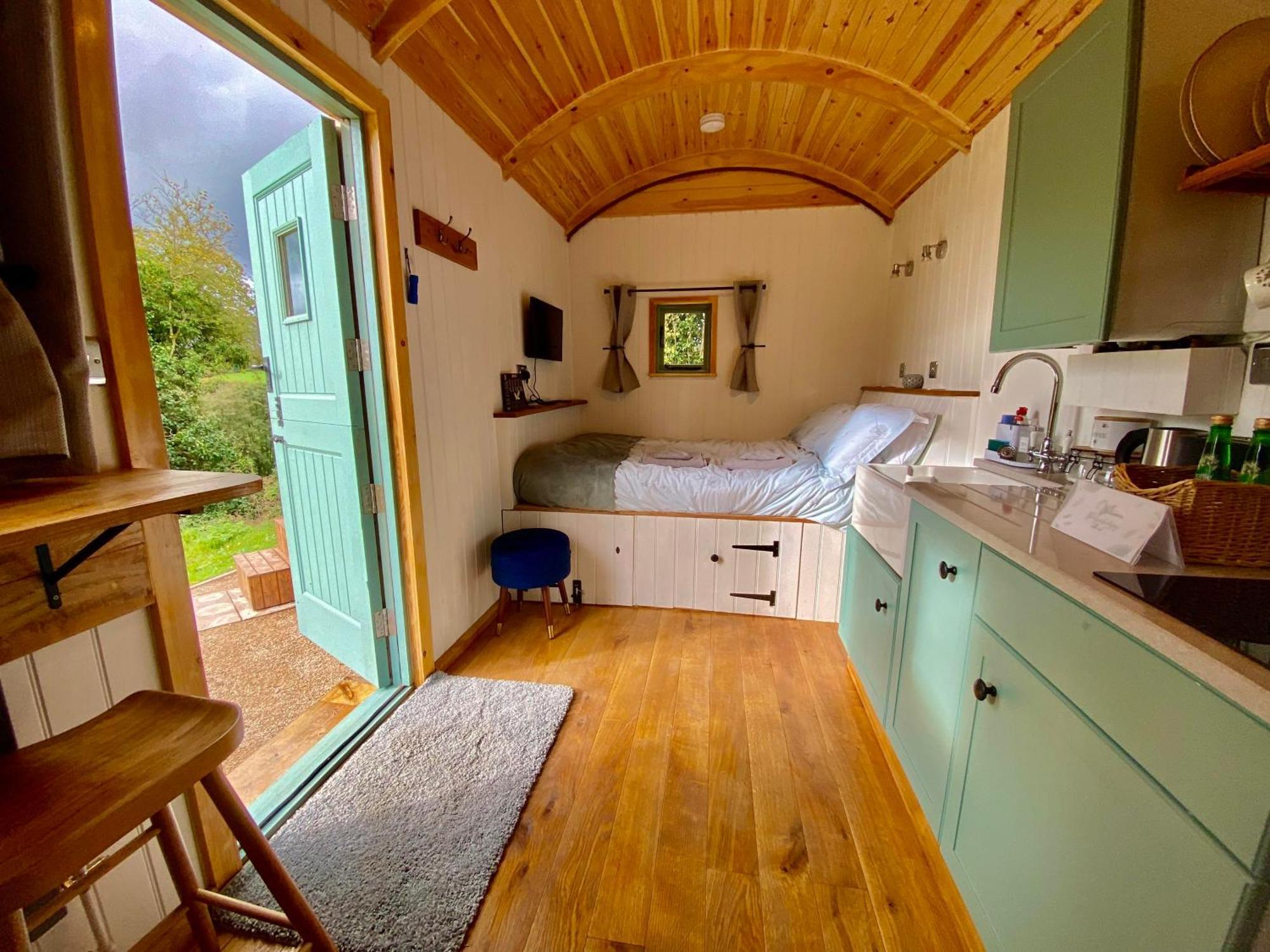 Romantic Nature Retreat, Luxury Glamping & Stargazing Views - Dragonfly Shepherd Hut Yarpole エクステリア 写真