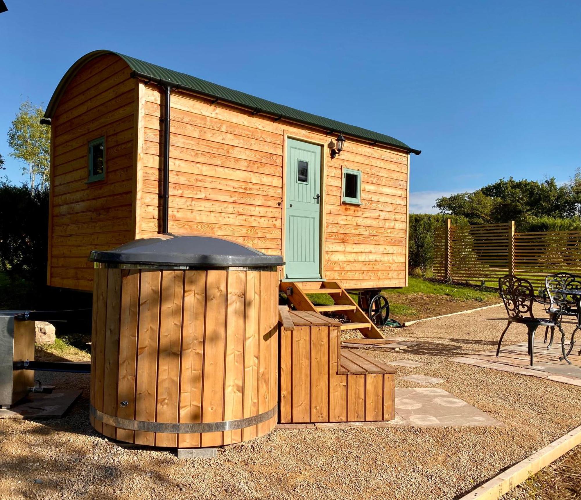 Romantic Nature Retreat, Luxury Glamping & Stargazing Views - Dragonfly Shepherd Hut Yarpole エクステリア 写真