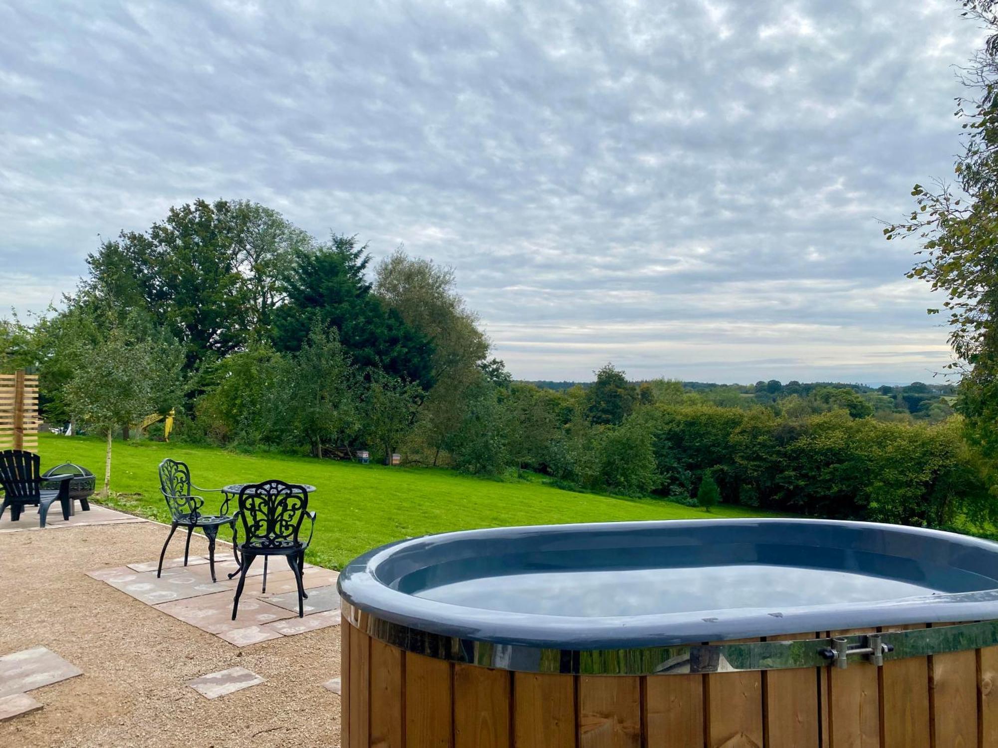 Romantic Nature Retreat, Luxury Glamping & Stargazing Views - Dragonfly Shepherd Hut Yarpole エクステリア 写真