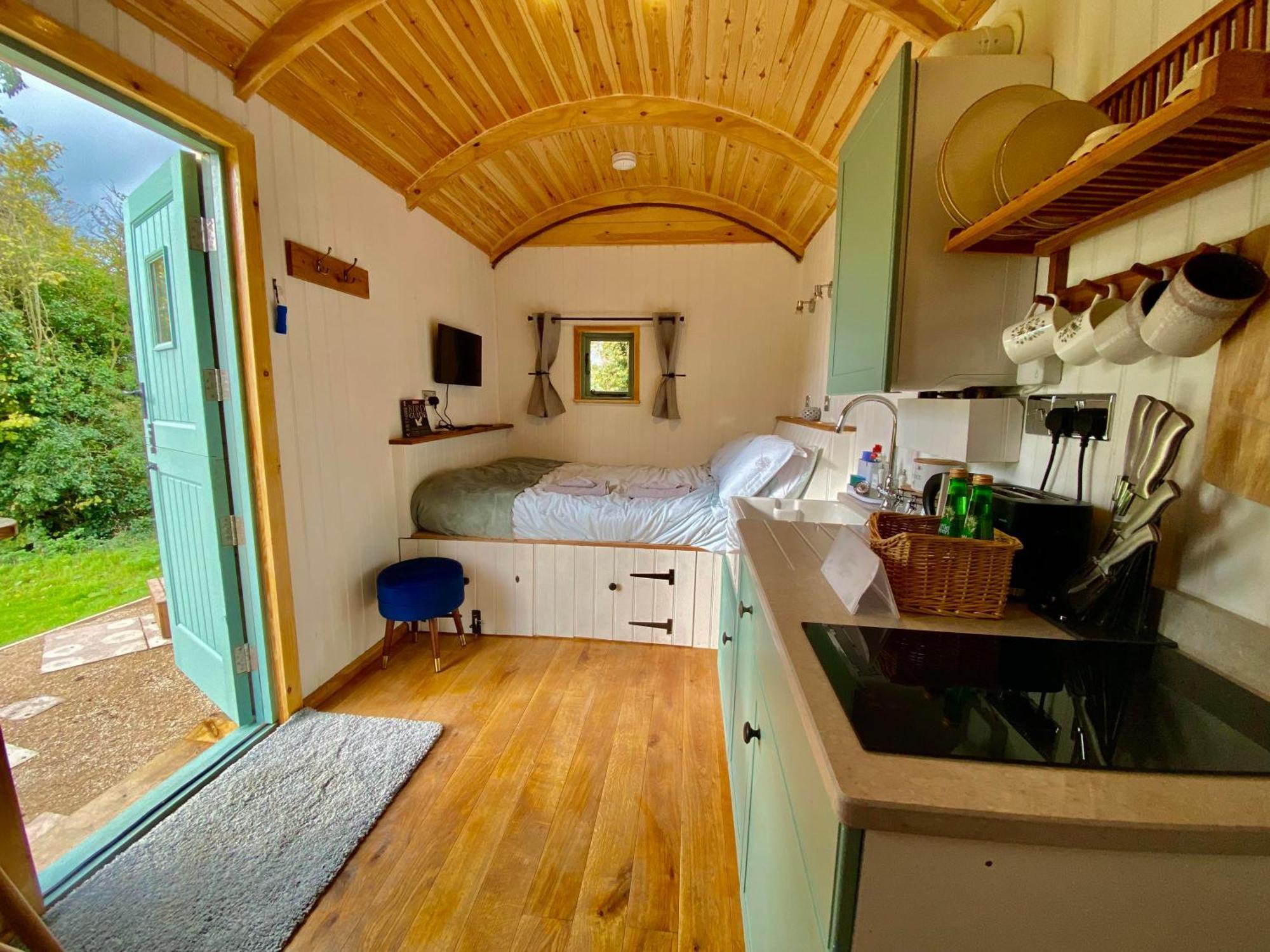 Romantic Nature Retreat, Luxury Glamping & Stargazing Views - Dragonfly Shepherd Hut Yarpole エクステリア 写真