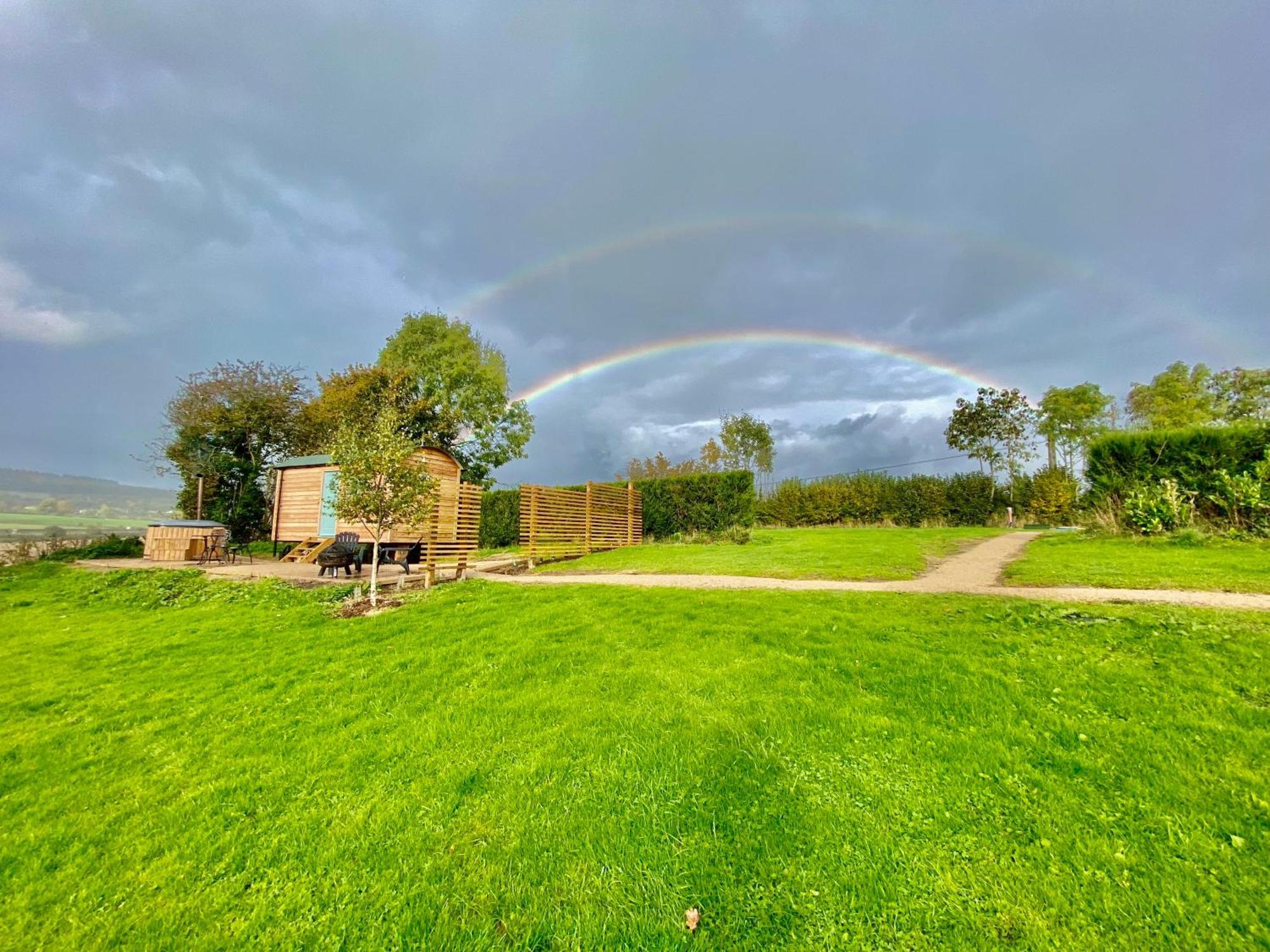 Romantic Nature Retreat, Luxury Glamping & Stargazing Views - Dragonfly Shepherd Hut Yarpole エクステリア 写真