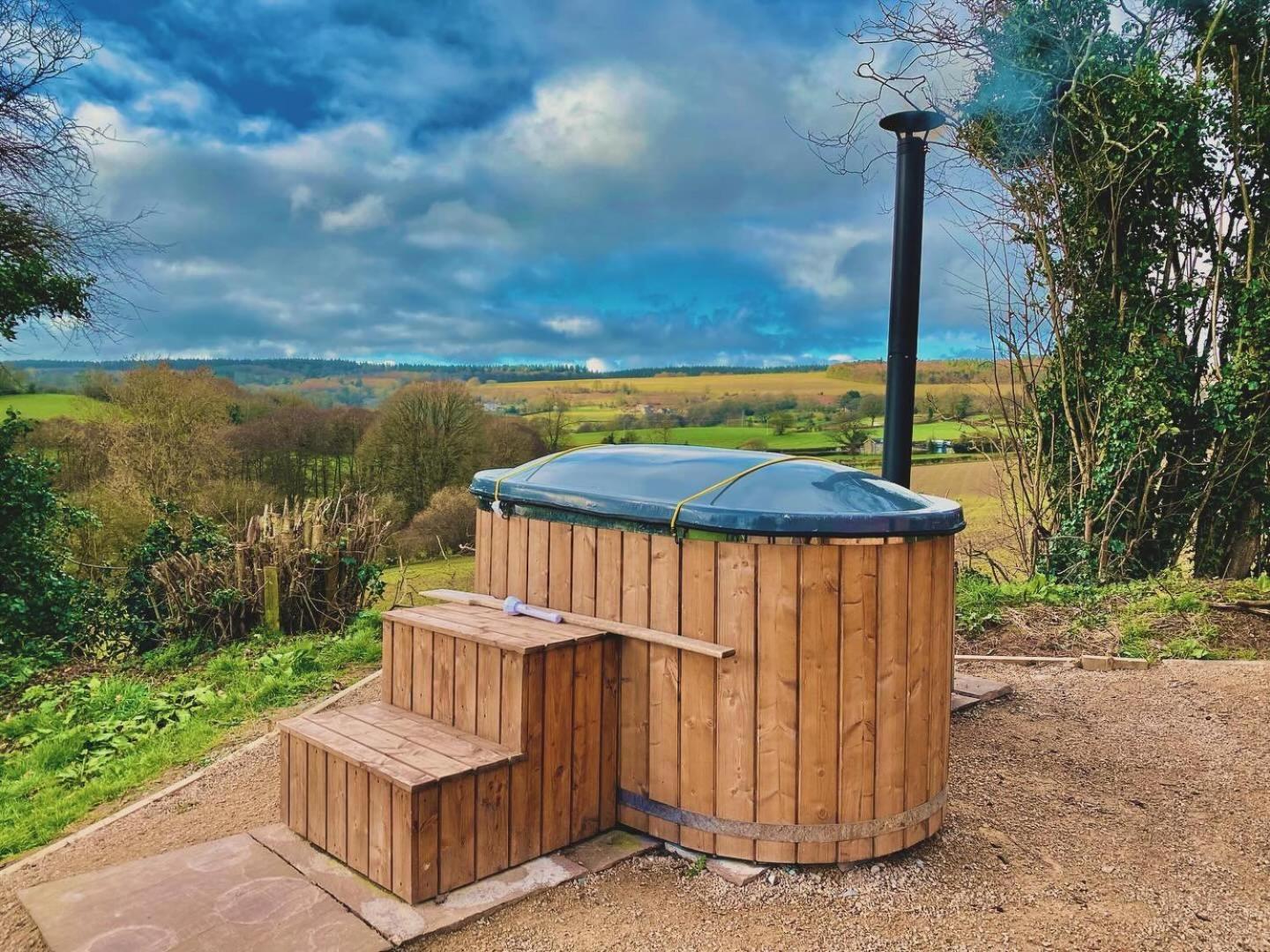 Romantic Nature Retreat, Luxury Glamping & Stargazing Views - Dragonfly Shepherd Hut Yarpole エクステリア 写真
