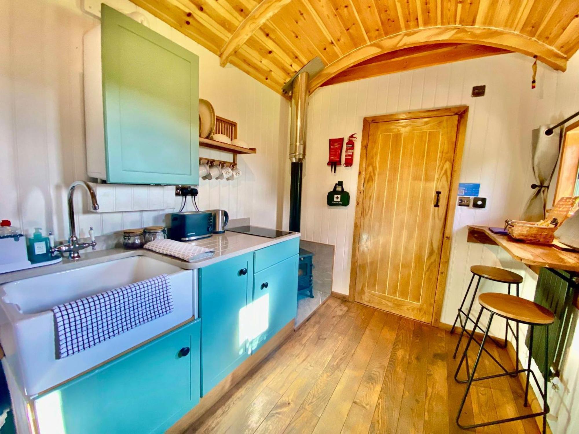 Romantic Nature Retreat, Luxury Glamping & Stargazing Views - Dragonfly Shepherd Hut Yarpole エクステリア 写真
