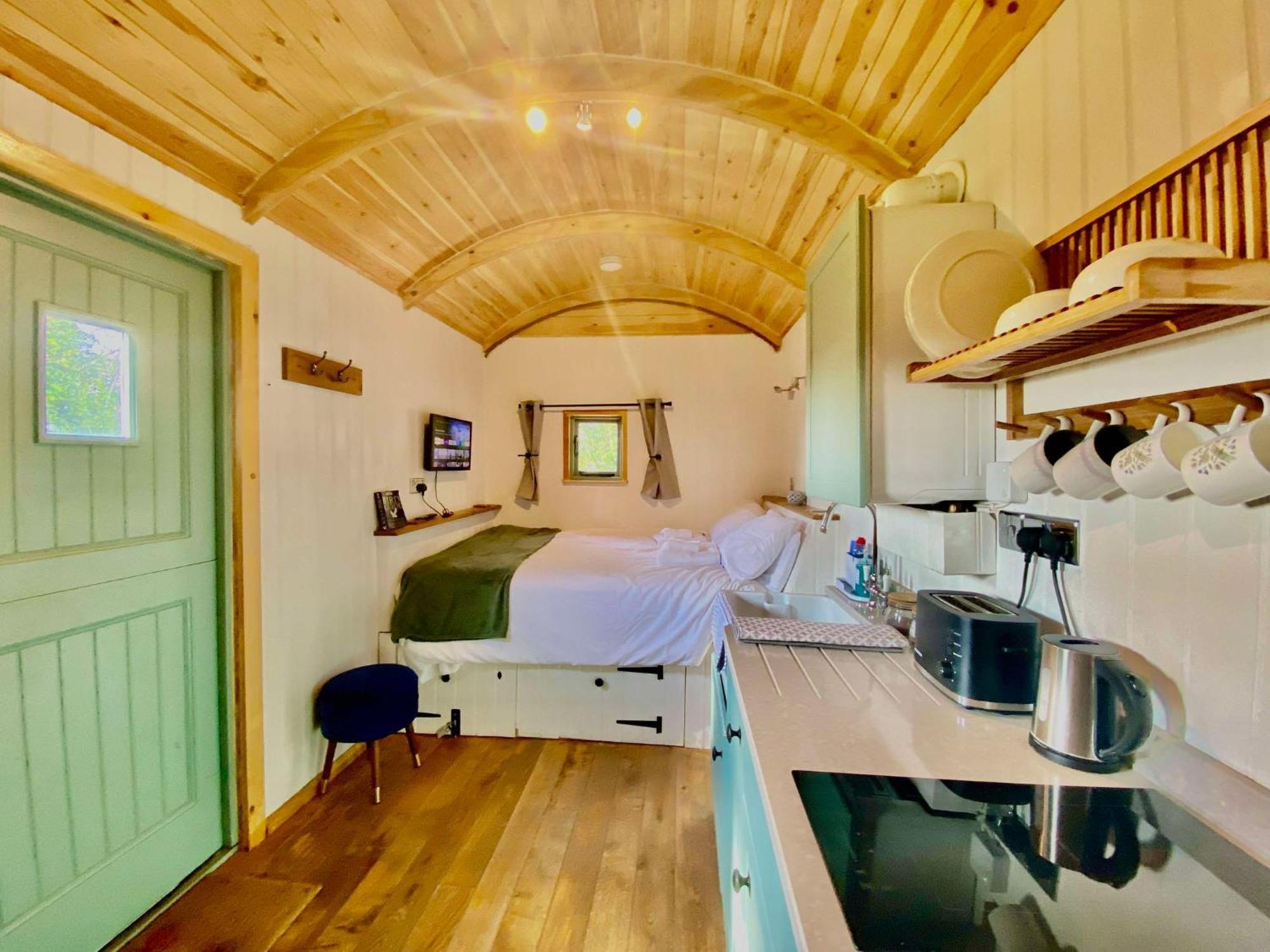 Romantic Nature Retreat, Luxury Glamping & Stargazing Views - Dragonfly Shepherd Hut Yarpole エクステリア 写真
